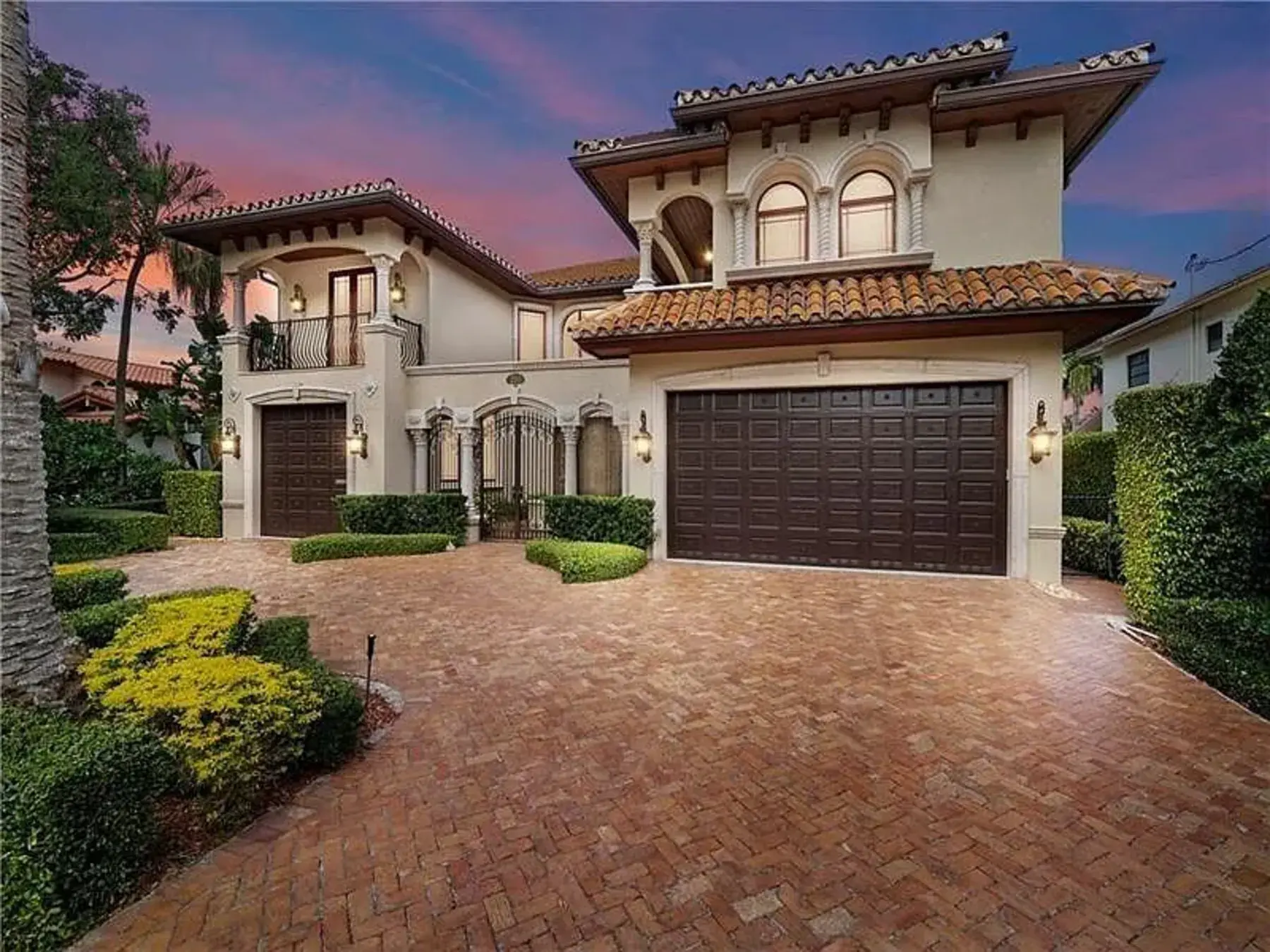 Residence entry with paver motor court